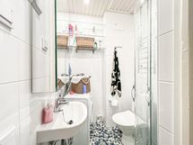 Kylpyhuoneessa on pyykinpesukone valmiina.