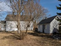 Tilava pihapiiri, jossa mm pihasauna