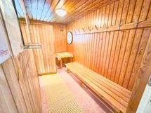 Taloyhtiön saunan pukuhuone