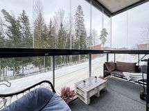 Lasitetulta parvekkeelta on kivat ikivihreät näkymät.