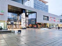 Ainoassa on useita ravintoloita, vaateliikkeitä, ruokakaupat sekä metro ja bussiasema