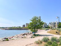 Meren ääreen Eiran rantaan kävelee alle 10minuutissa