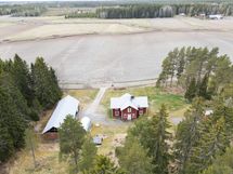 På andra sidan Gräsgårdsvägen åkrar/ Gräsgårdsvägenin toisella puolella peltoja