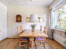 Keittiön viihtyistä ruokailutila - Kökets trivsamma matplats.