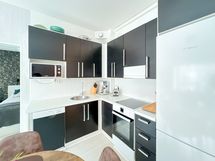 Moderni avokeittiö on hyvin varusteltu.