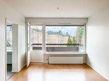 Suurista ikkunoista tulvii sisään luonnonvaloa.