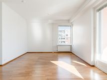 Kulmahuoneisto, joten valoa riittää..