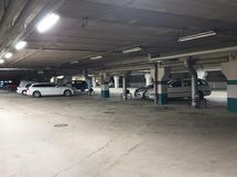 Parkkihallissa hyvin parkkitilaa