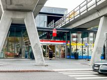 Siilitien metroasemalle kävelee alle viidessä minuutissa ja siellä on myös Alepan fillariparkki.