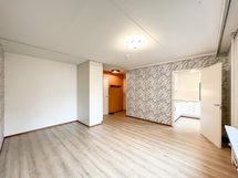 Kolmannen kerroksen siistikuntoinen ja tilava yksiö, jossa on vaatehuone. Taloyhtiössä on sauna!