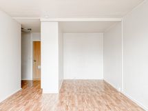 N. 2.10 x 2.10 m alkovi tarjoaa suojaisan paikan vuoteelle ja on eroteltavissa verhon avulla.