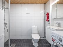 Tilavassa kylpyhuone/WC-tilassa on toimiva mahdollisuus myös pyykkihuollon järjestämiseen.