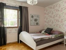 Alakerran makuuhuone 1