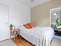 Talonmiehen asunnon olohuone / makuuhuone