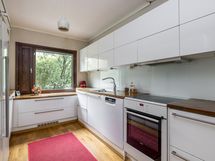 Keittiössä on reilusti säilytys- sekä laskutilaa.