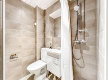 Kylpyhuone on siisti ja pyykinpesu onnistuu helposti taloyhtiön pesutuvassa!