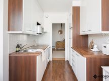 Keittiössä on runsaasti kaappitilaa