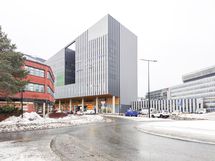 Kauppakeskus Dixiin ja juna-asemalle on kävelymatka.