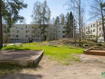 Talo puistomaisen pihan suunnalta