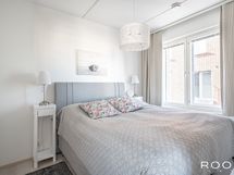 Tilava päämakuuhuone.