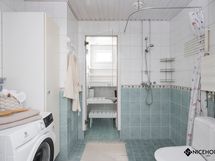 Kylpyhuoneeseen mahtuu pesutorni.