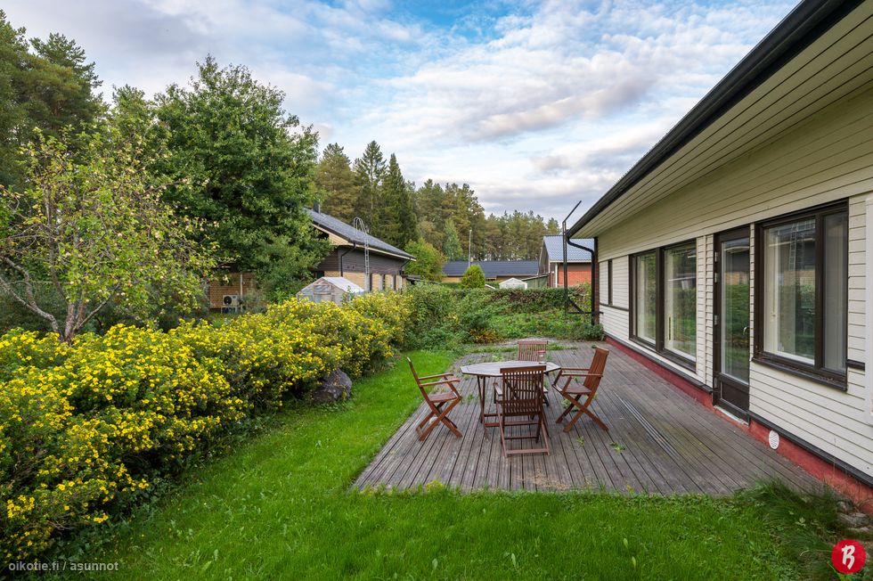 Terassille paistaa ilta-aurinko