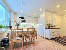 Keittiö on tilava ja valoisa.