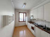 Tilava valoisa lännen puoleinen keittiö, jossa paikka ja liitännät pyykin- tai astianpesukoneelle.