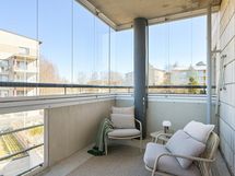 Parveke tarjoaa n. 10 m2 lisätilaa.