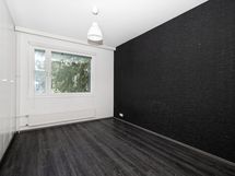 Makuuhuoneessa kaapistoja.