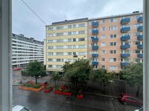 Ikkunanäkymät pohjoiseen. Ikkunoissa sälekaihtimet.