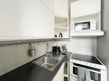 Ikkunallinen keittiö on siisti. Huoneisto on remontoitu vuonna 2016.