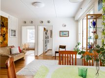 Keittiöstä on avara näkymä olohuoneeseen