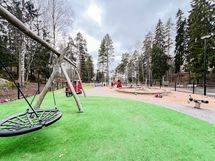 Leikkipuisto Mellunmäki on talon vieressä.