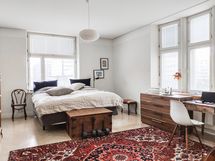 Tilavat huoneet ja korkea huonekorkeus.