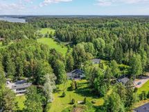 Långvik on luonnonkaunis merellinen kylä, jossa viihdytään