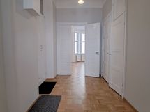 eteisestä olohuoneen suuntaan