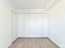 makuuhuoneessa on koko seinän leveydeltä kaappitilaa