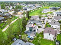 ilmakuva talosta ja pihasta, tontti rajoittuu puistoalueeseen