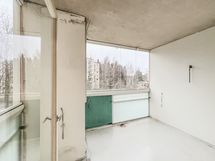 Olohuoneen jatkona on tilava parveke