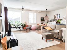 Ihastuttava ja siistipintainen, parvekkeellinen koti loistavalla sijainnilla ylimmässä kerroksessa.