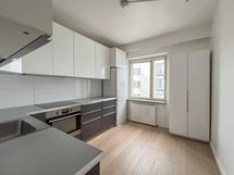 Kunnostettuun keittiön mahtuu hienosti ruokapöytä. Kaappitilaa ja työtasoja runsaasti.