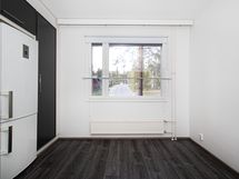 Keittiö on valoisa.