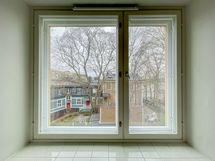 Ikkunoista avautuu rauhalliset näkymät sisäpihalle Puu-Vallilan,  lounaan suuntaan.