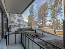 Remontoitu parveke pientalo-näkymin.