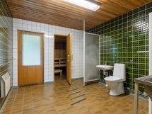 Kylpyhuoneesta on suoraan kulku takapihan terassille.