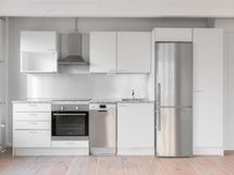 Keittiön varusteluun kuuluu keraaminen liesi, liesituuletin, astianpesukone ja jääkaappi-pakastin.