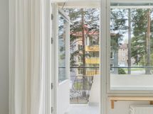 Käynti parvekkeelle jossa