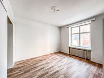 Huone on tilava ja sinne mahtuu makuupaikan lisäksi sohva ja ruokapöytä.