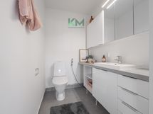 Erillinen wc makuuhuoneiden lähellä